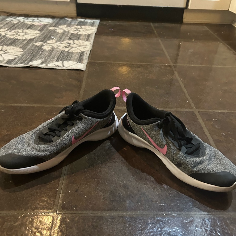 Women’s Nike Size 7 Sneakers